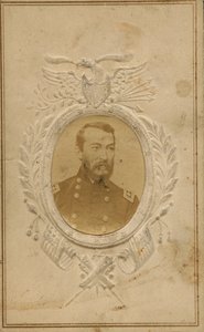 Borstportret van een man in uniform